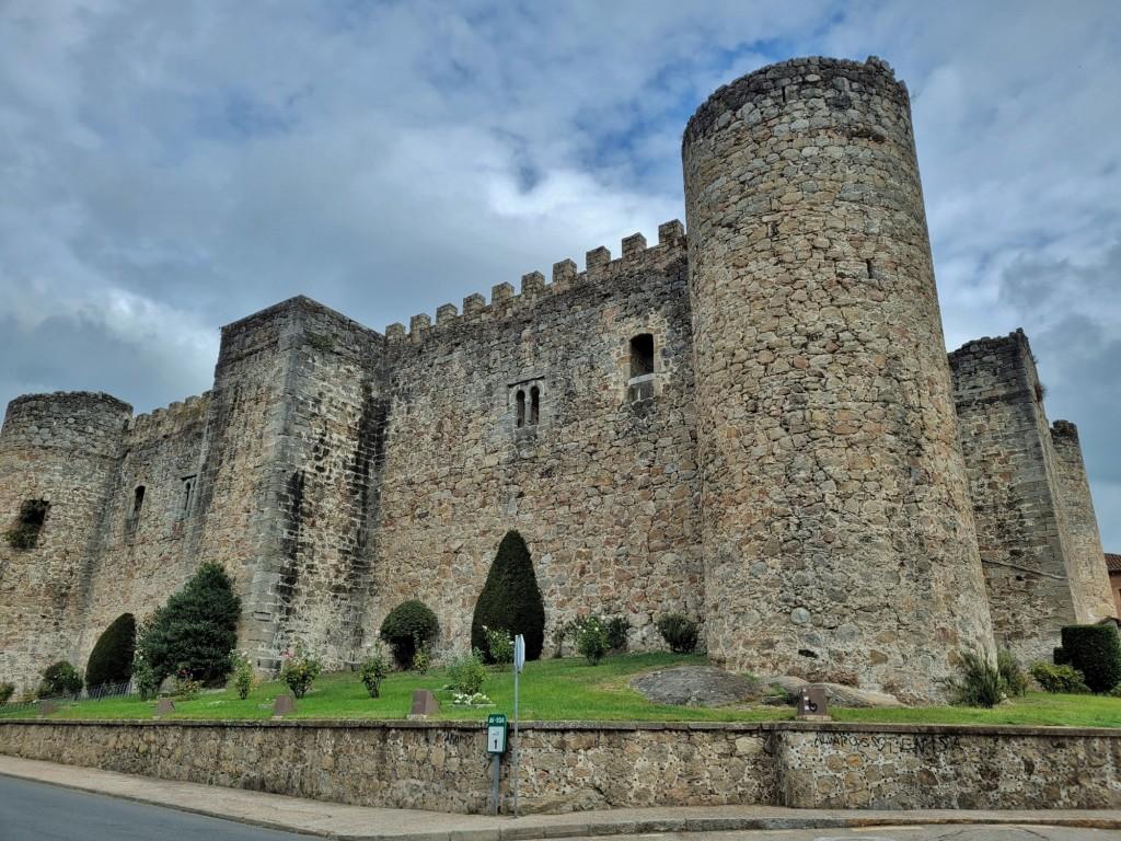 Castillo de Arenas de San Pedro con su torre redonda
