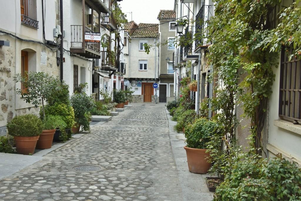 Calle empedrada y con flores en el casco histórico de Candeleda
