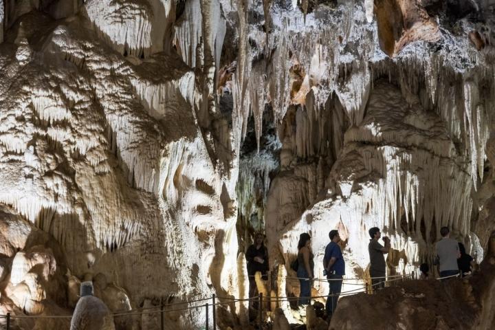 Estalactitas y galerías de las Cuevas del Águila