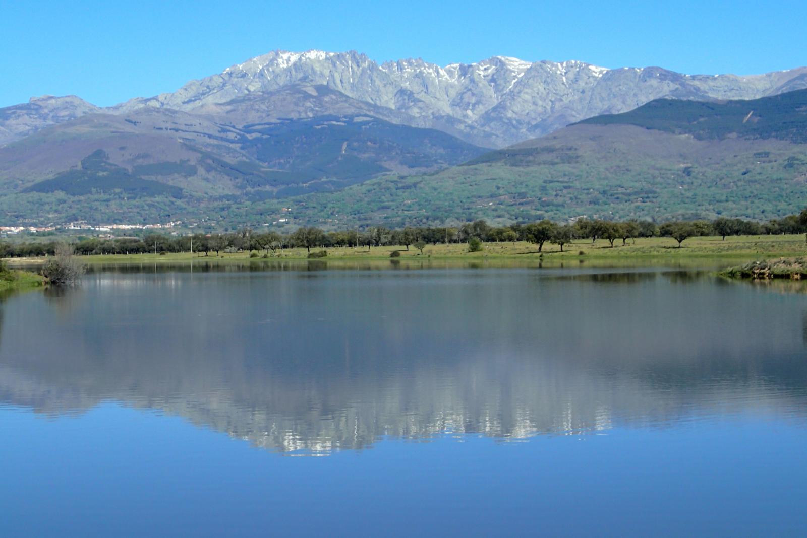 Embalse de Rosarito con Gredos reflejado en el agua
