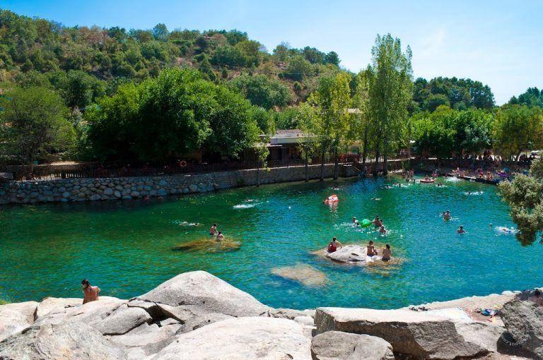Piscina natural de la Garganta de Santa María con bañistas