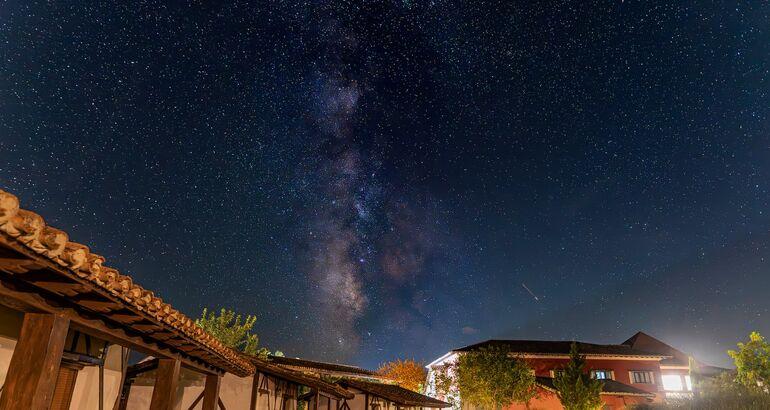 Vía Láctea sobre un pueblo de noche