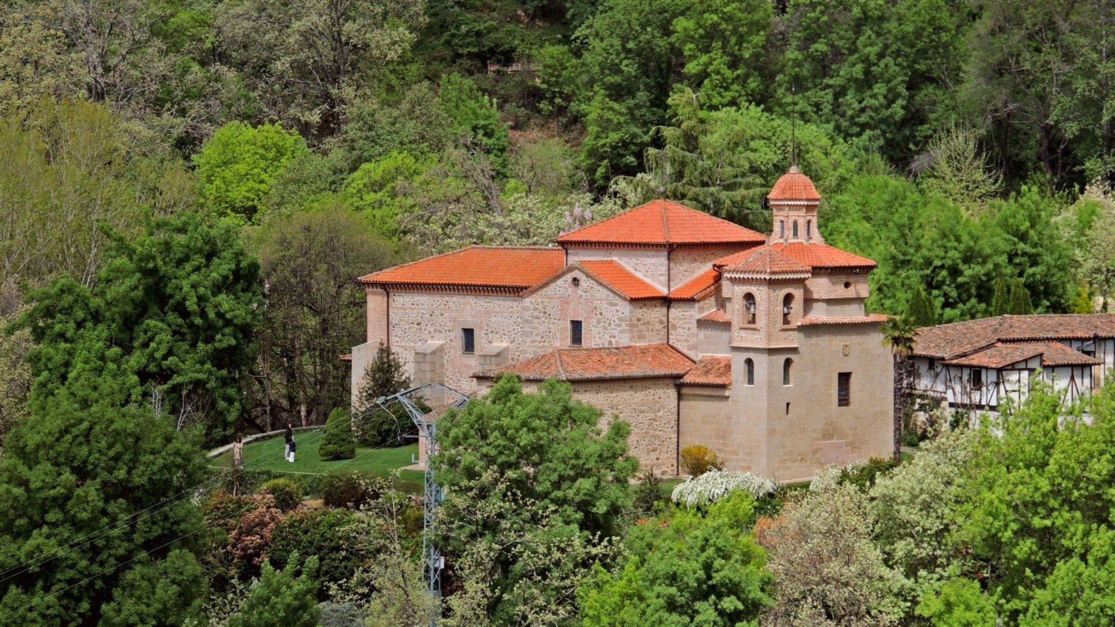Santuario de Nuestra Señora de Chilla rodeado de vegetación