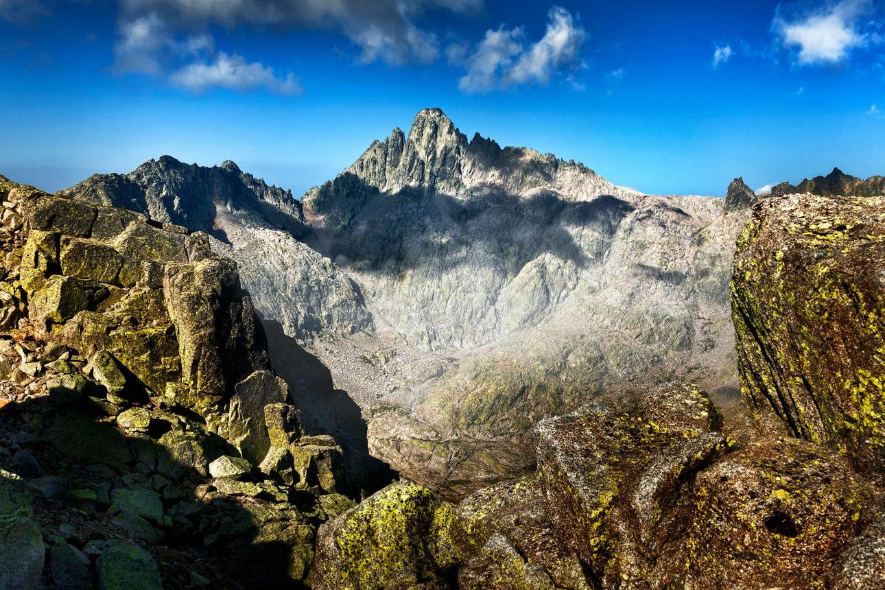 Cumbres de granito de la Sierra de Gredos bajo un cielo azul